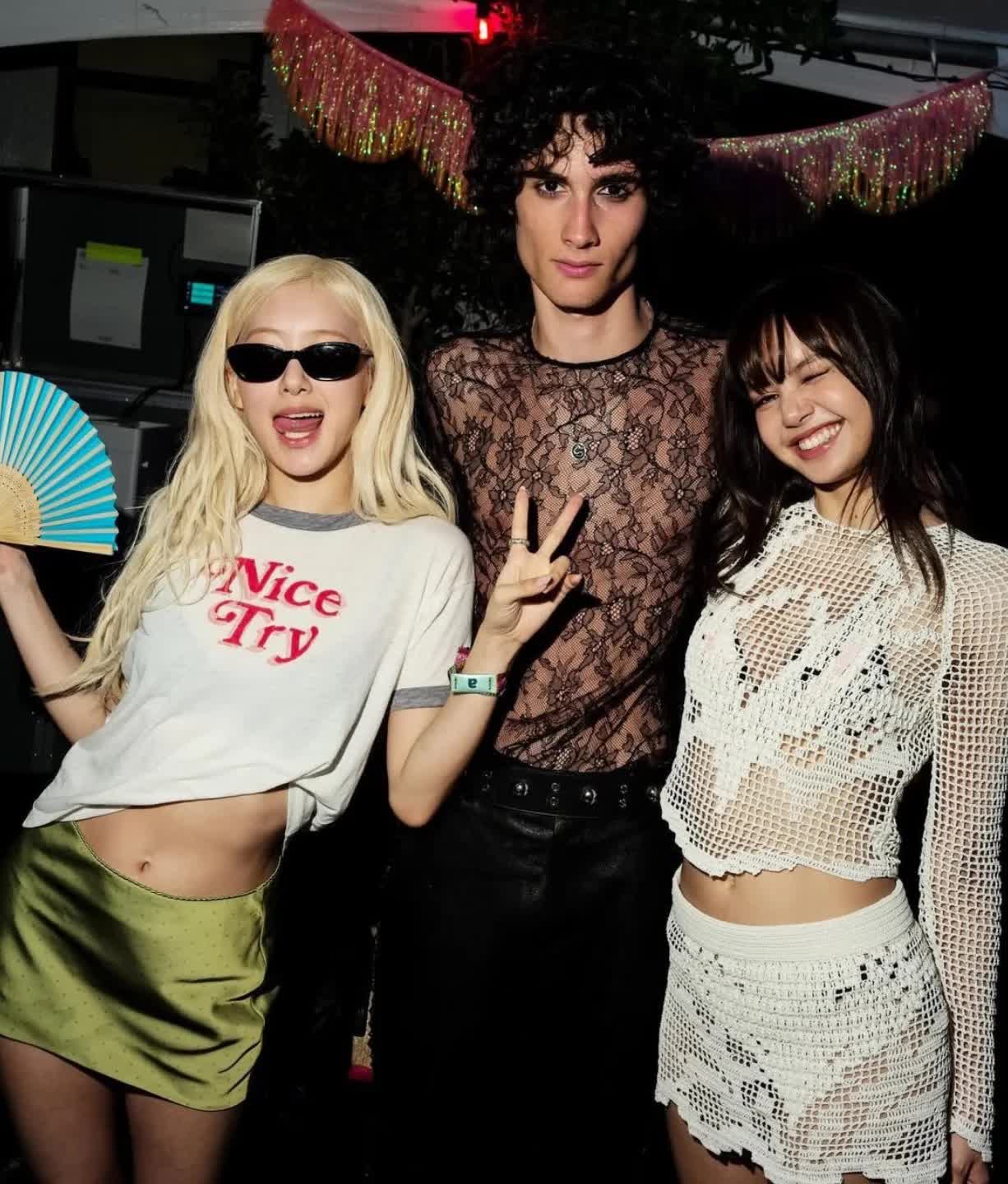 Rosé mặc váy siêu ngắn tại Coachella, để lộ món đồ giá rẻ giúp đôi chân nuột nà tức thì- Ảnh 1.