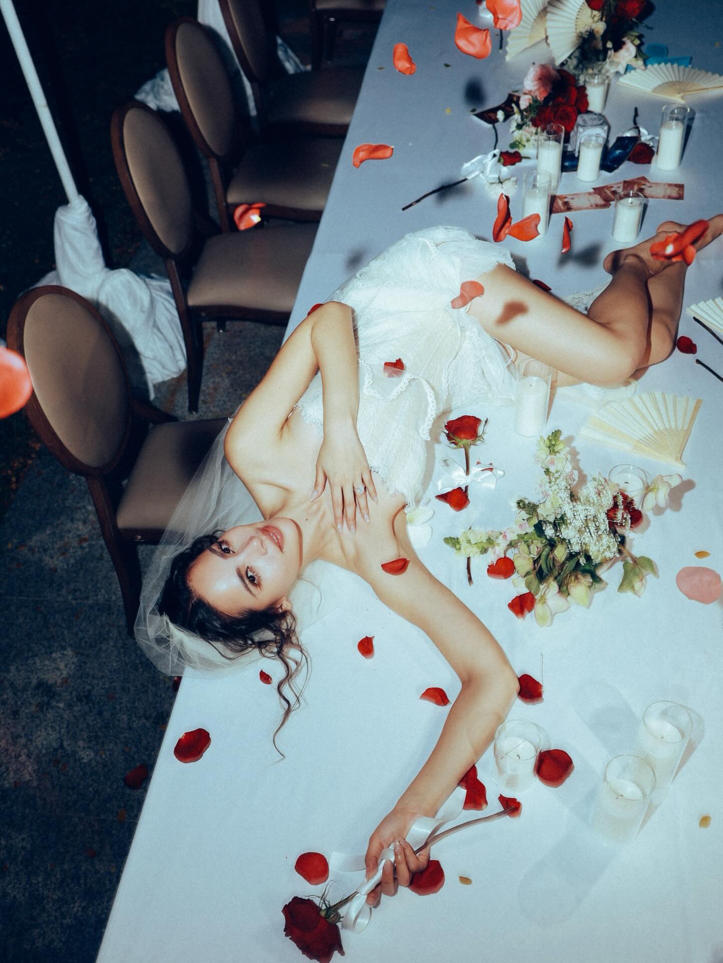 Cô gái đi dạo bất ngờ thành siêu sao được 200 brand săn lùng, tuổi 33 lấy chồng đẹp trai hàng top thế giới- Ảnh 4.