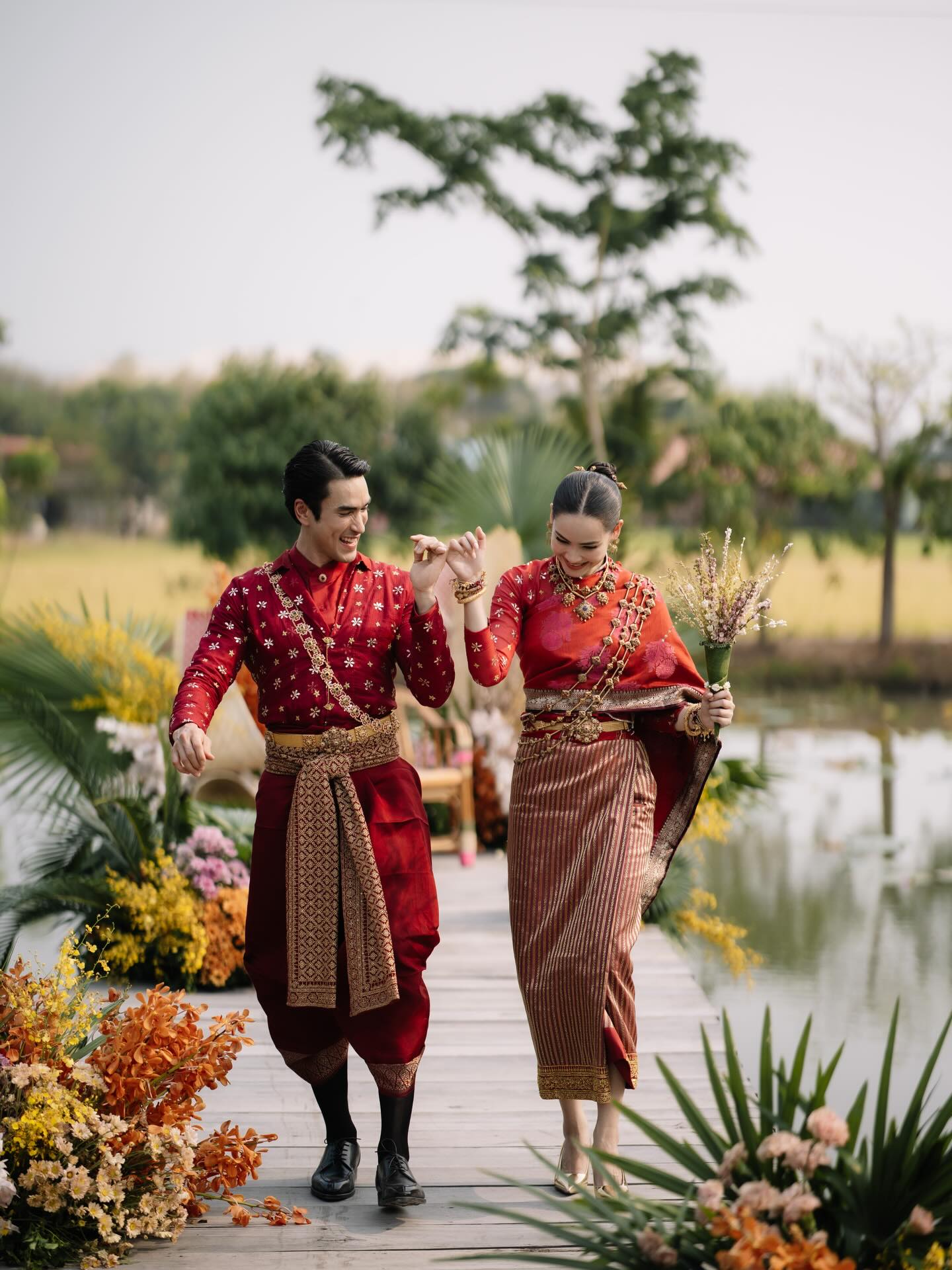 Cô gái đi dạo bất ngờ thành siêu sao được 200 brand săn lùng, tuổi 33 lấy chồng đẹp trai hàng top thế giới- Ảnh 1.