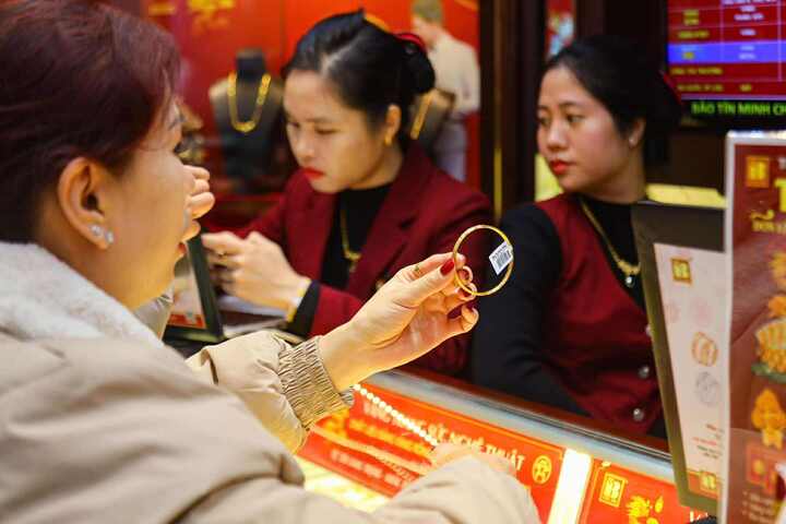 Giá vàng hôm nay 22/4: Lao dốc không phanh, giảm hơn 100 USD/ounce- Ảnh 1.