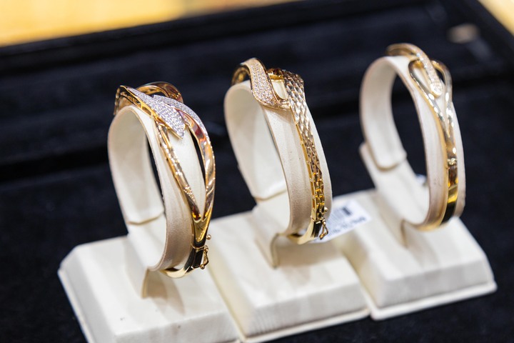 Giá vàng hôm nay 15/4: Tiếp tục tăng dựng đứng, vượt 4.800 USD/ounce- Ảnh 1.