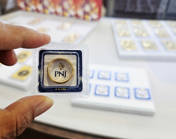 Giá vàng miếng, vàng nhẫn tăng mạnh, PNJ lãi lớn- Ảnh 1.