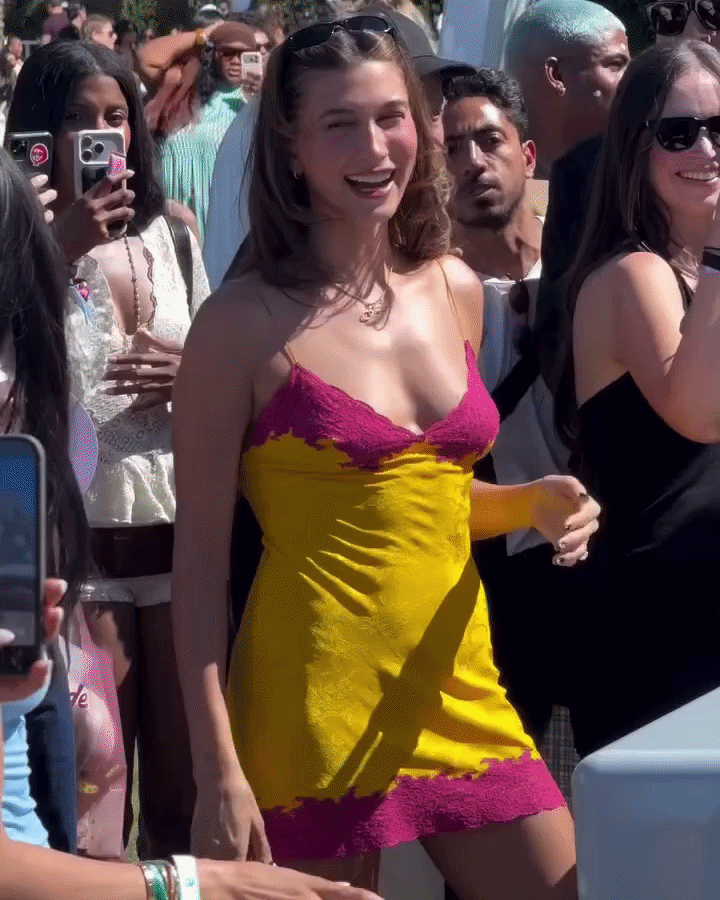 Hailey Bieber mặc chiếc váy hot nhất mùa hè 2026, chiếm hết spotlight ở Coachella - Ảnh 3.
