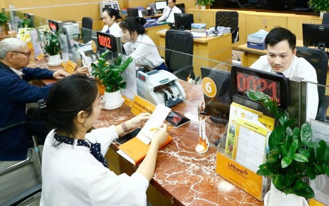 Lãi suất “nổi sóng