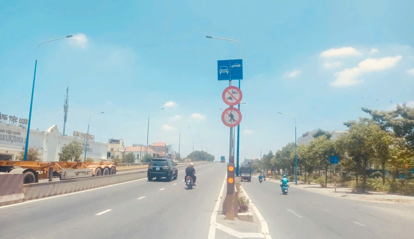 TP . HCM cấm xe máy chạy lên cầu vượt ngã tư 550 để đảm bảo an toàn giao thông - Ảnh 1. TP . HCM cấm xe máy chạy lên cầu vượt ngã tư 550 để đảm bảo an toàn giao thông - Ảnh 1.