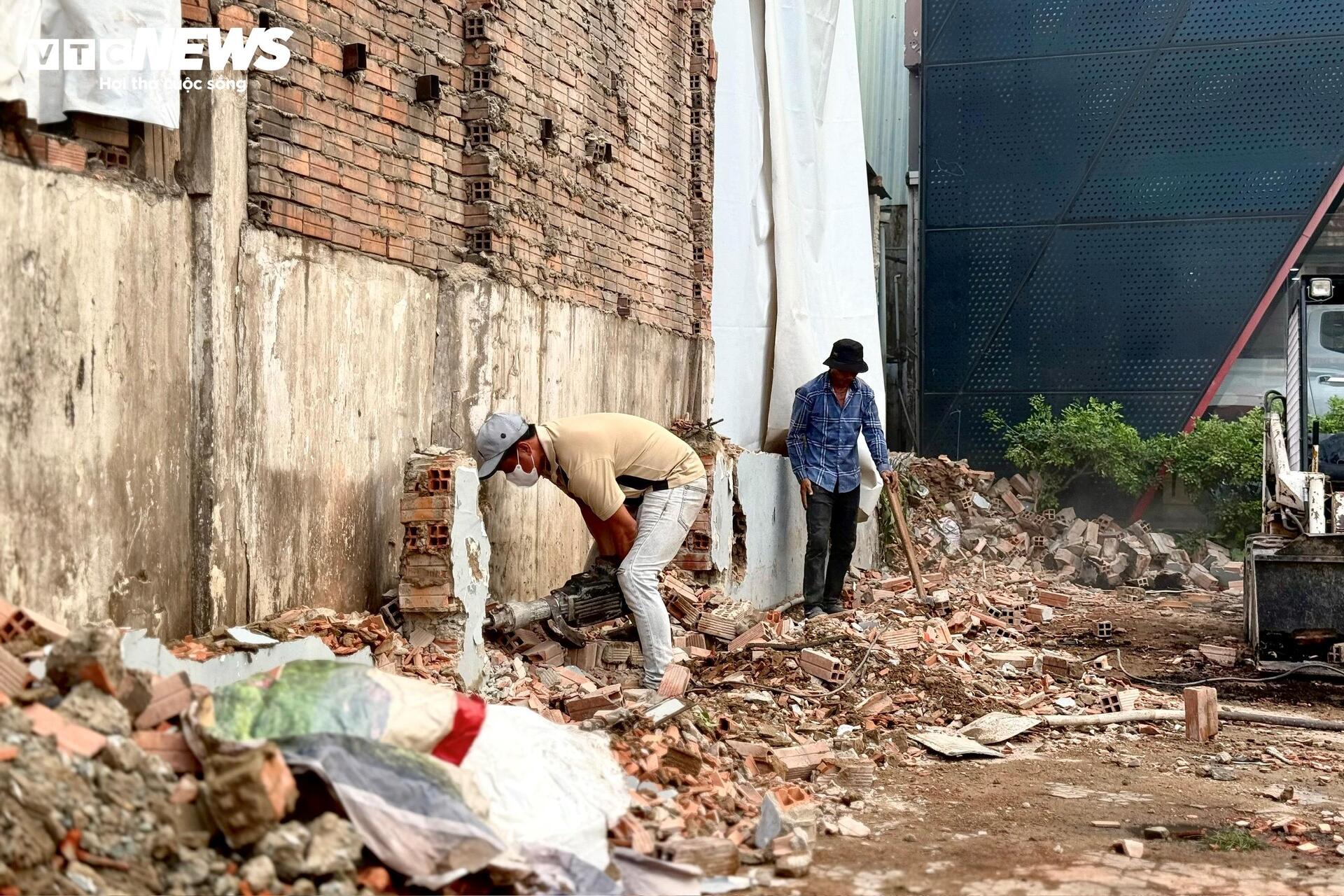 Người dân TP.HCM dỡ nhà, giao mặt bằng làm dự án Quốc lộ 13 mở rộng- Ảnh 3.