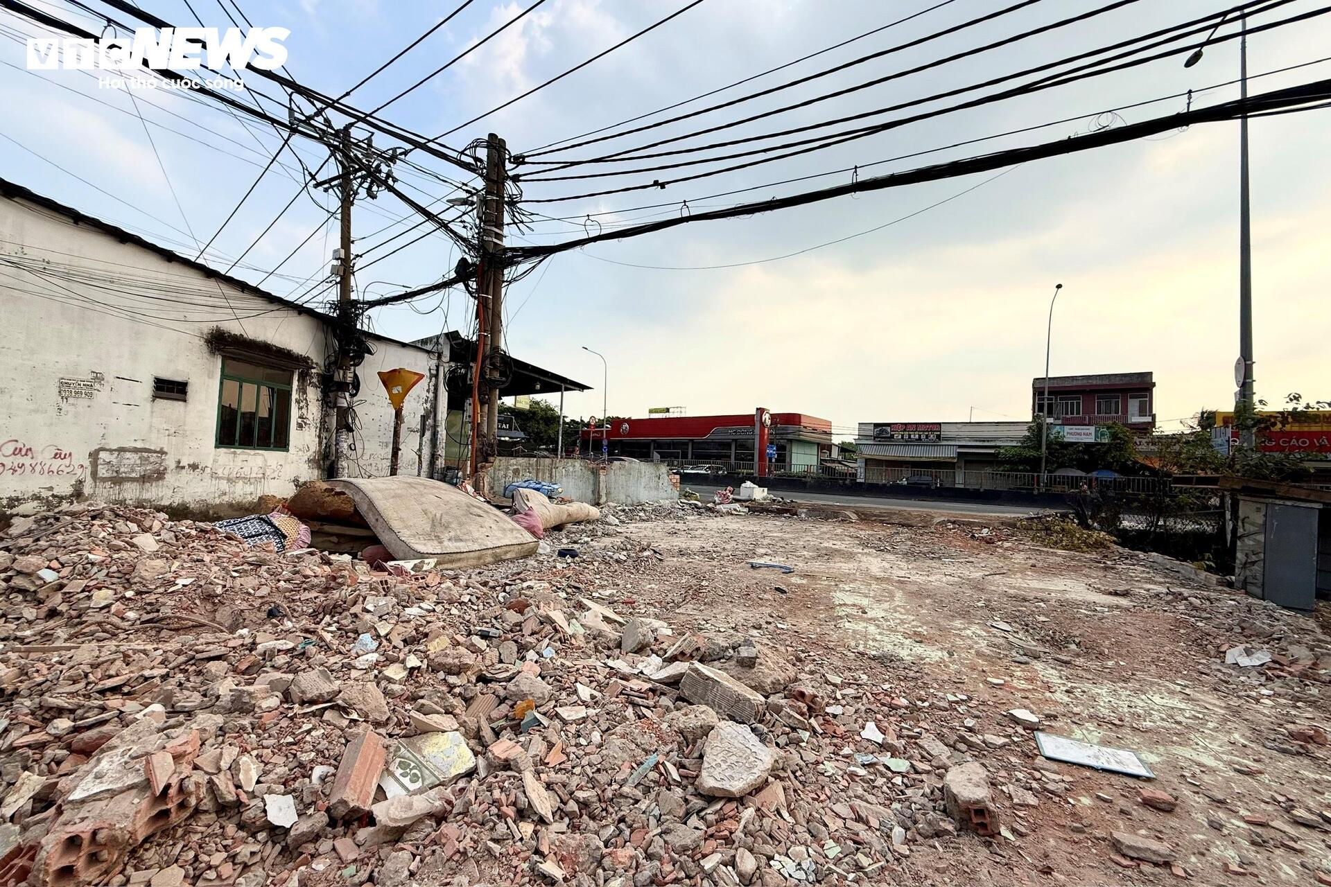 Người dân TP.HCM dỡ nhà, giao mặt bằng làm dự án Quốc lộ 13 mở rộng- Ảnh 1.