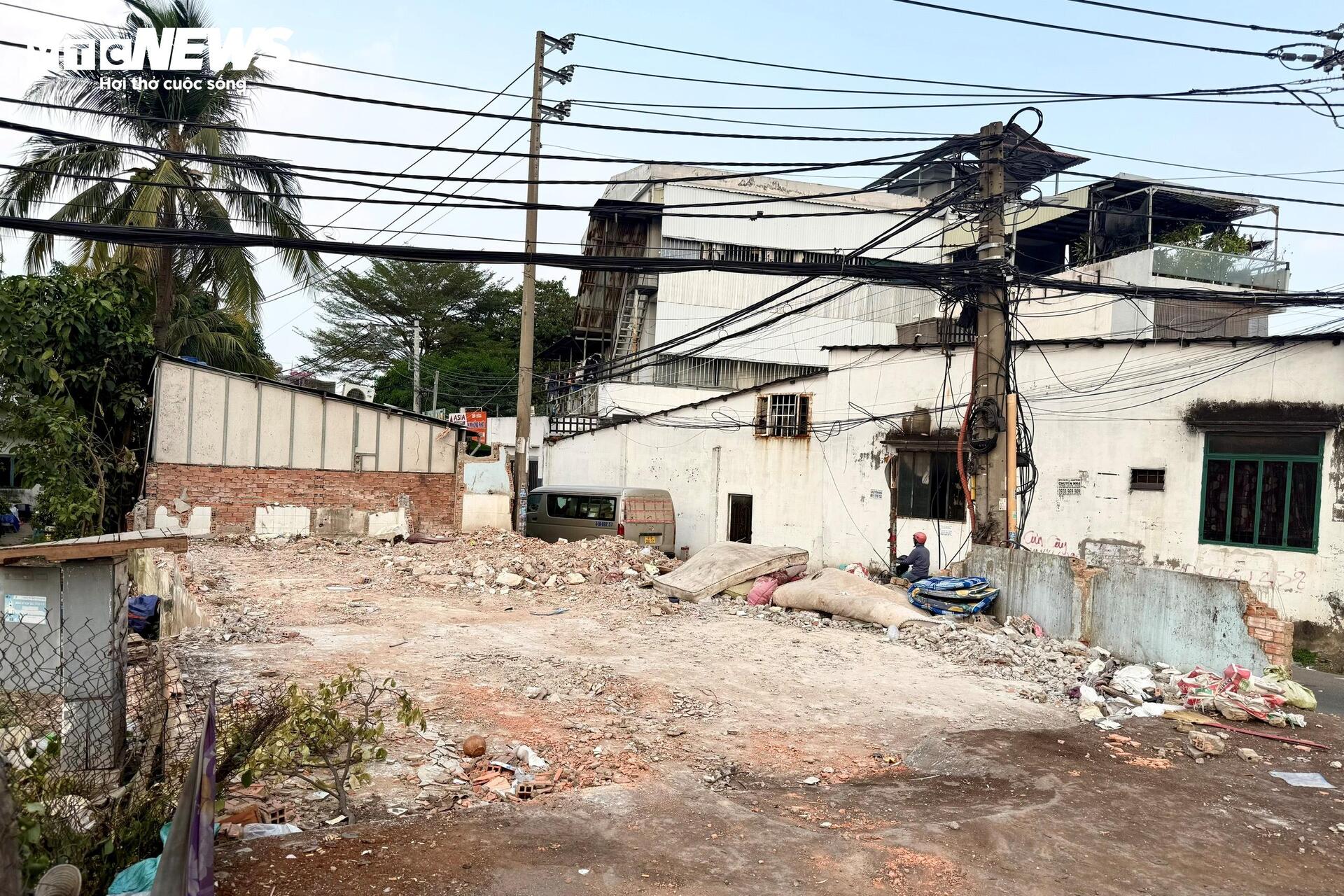 Người dân TP.HCM dỡ nhà, giao mặt bằng làm dự án Quốc lộ 13 mở rộng- Ảnh 2.