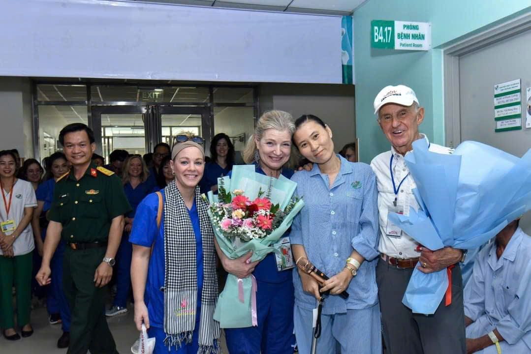 Dùng corticoid điều trị viêm da, người phụ nữ bị hoại tử khớp háng phải ngồi xe lăn - Ảnh 1.