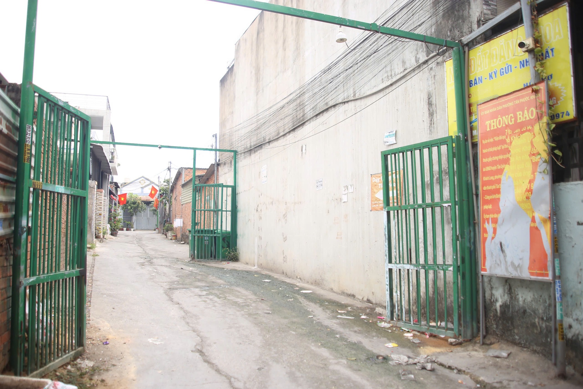 Chính quyền xử lý 48 căn nhà xây trái phép tại TP HCM: Bảo đảm điện nước cho người dân - Ảnh 2.