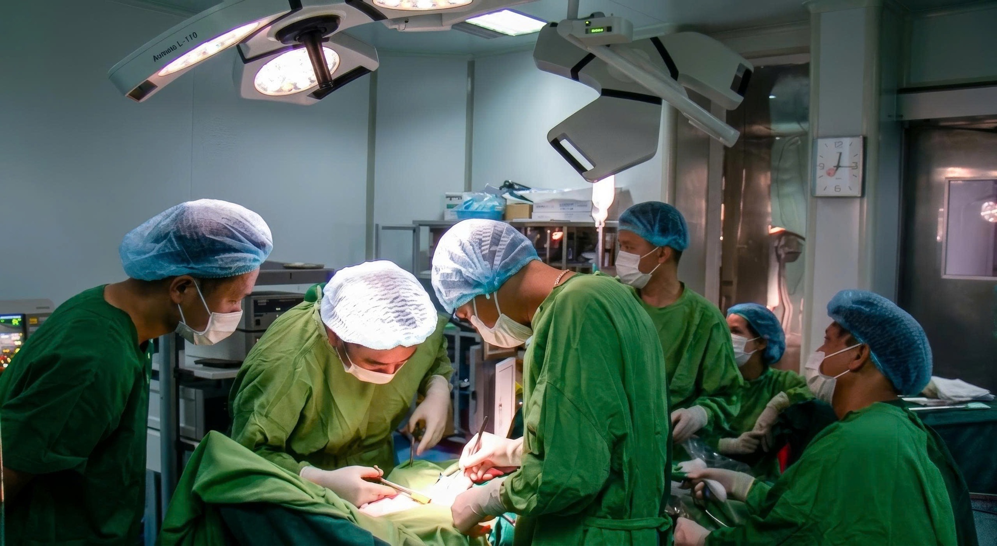 Đau bụng kéo dài, đi khám mới biết mắc cùng lúc 2 khối ung thư - Ảnh 1.