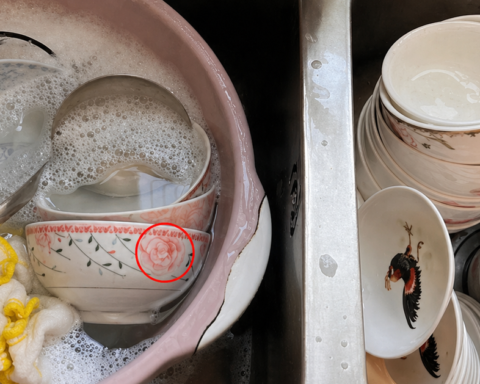 Dù giàu hay nghèo, thấy bát ăn có 5 dấu hiệu này cần thẳng tay vứt bỏ: Đừng ăn “mầm bệnh”