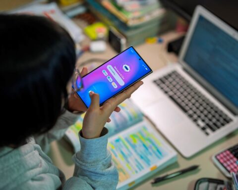 Cảnh báo: Chatbot AI đang bí mật “nịnh bợ” và nói dối để làm hài lòng bạn