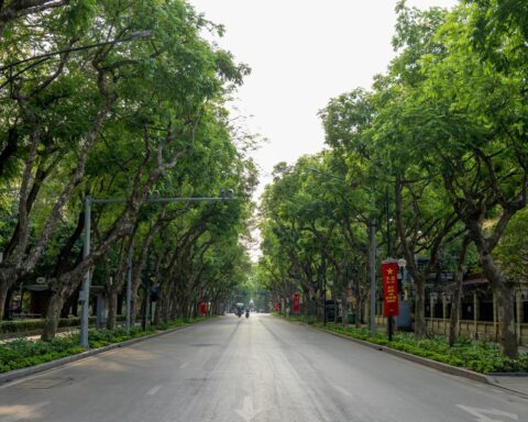 Cảnh hiếm gặp ở Hà Nội: Đường rộng thênh thang trong giờ cao điểm 1/5