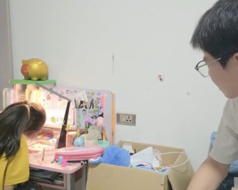 Clip nam sinh khóc nức nở khiến 15 nghìn cư dân mạng Việt đồng cảm vô cùng: Ai ở hoàn cảnh này mới hiểu!