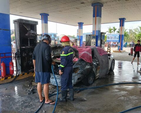 NÓNG: Ô tô con bốc cháy dữ dội tại cây xăng, 2 người ngồi trong xe tử vong