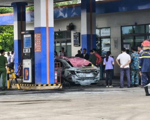Hiện trường ô tô bốc cháy tại cây xăng khiến 2 thiếu niên tử vong