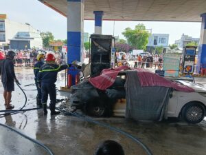 Công an thông tin nguyên nhân ban đầu vụ cháy ô tô ở cây xăng khiến 2 thiếu niên tử vong