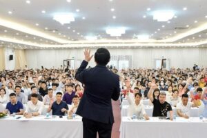 Một công ty “dạy làm giàu” phải dừng bán khóa học, chủ tịch là diễn giả nổi tiếng bất ngờ xin từ chức