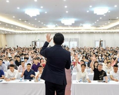 Một công ty “dạy làm giàu” phải dừng bán khóa học, chủ tịch là diễn giả nổi tiếng bất ngờ xin từ chức