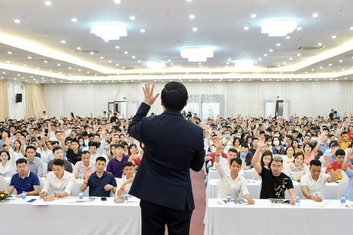 Một công ty “dạy làm giàu” phải dừng bán khóa học, chủ tịch là diễn giả nổi tiếng bất ngờ xin từ chức