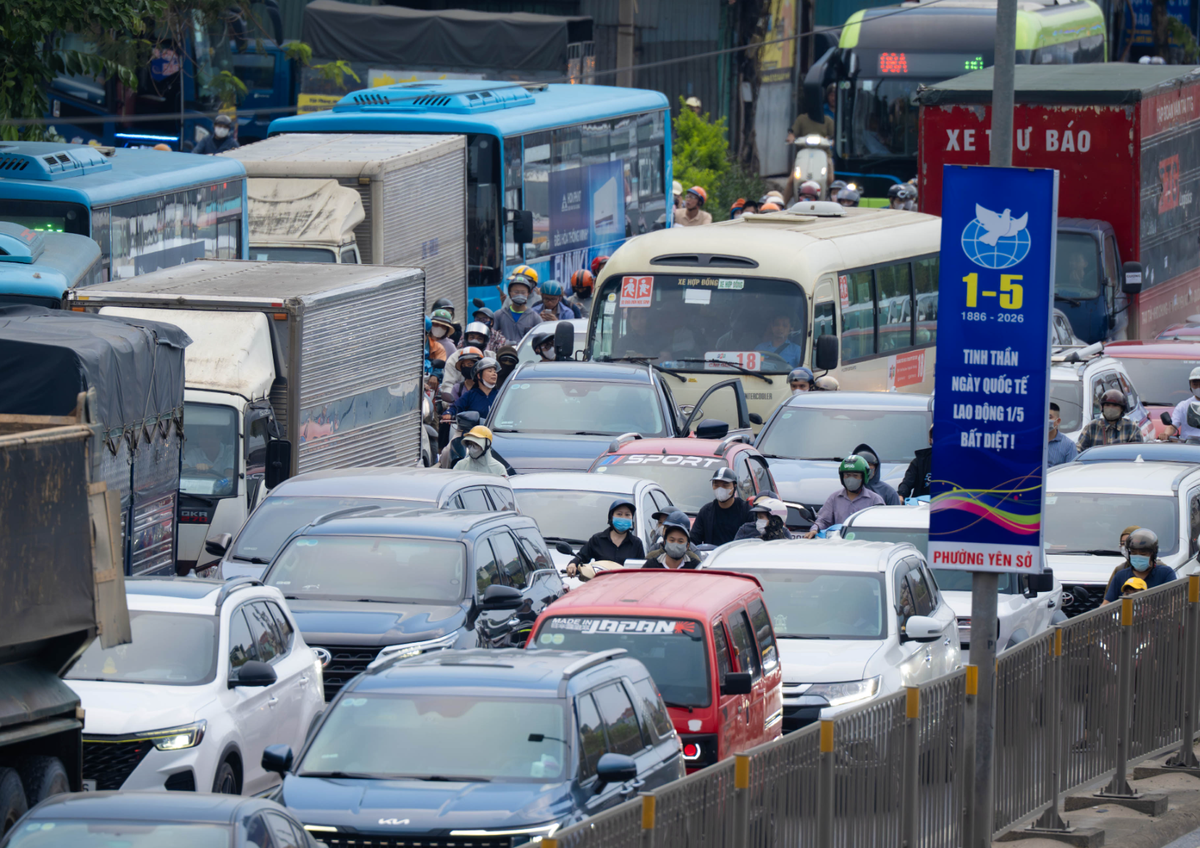 Trốn kẹt xe nên lên Hà Nội sớm, trên đường không chỗ nào là không kẹt xe!