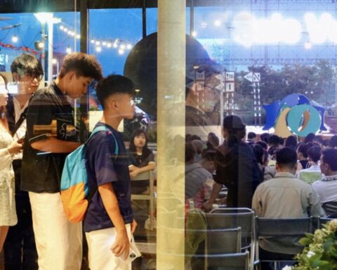 Ngày thứ 3 kỳ nghỉ lễ: Giới trẻ Sài Gòn đổ về bến Bạch Đằng, quán cà phê ven sông kín chỗ