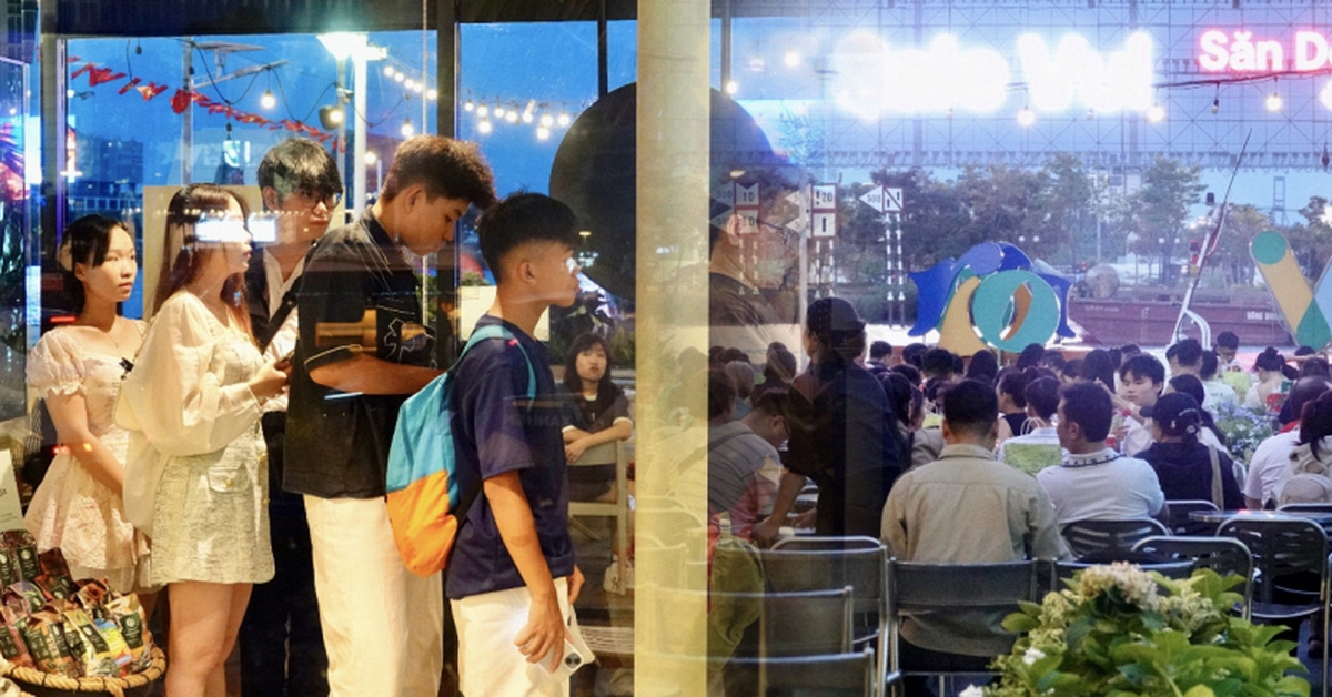 Ngày thứ 3 kỳ nghỉ lễ: Giới trẻ Sài Gòn đổ về bến Bạch Đằng, quán cà phê ven sông kín chỗ
