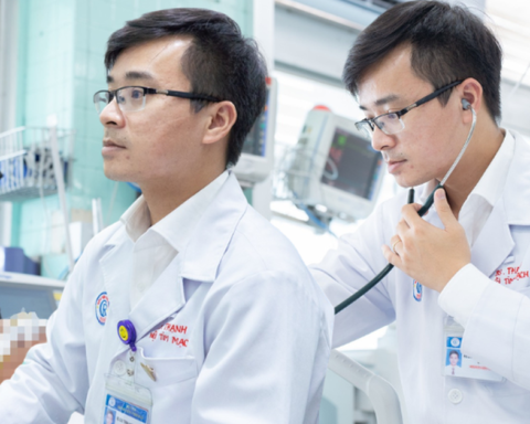 Chân dung vị bác sĩ Chợ Rẫy trong khoảnh khắc “hơn cả điện ảnh”: Lao xuống xe cấp cứu, chạy như bay về phòng mổ để cứu một người mẹ