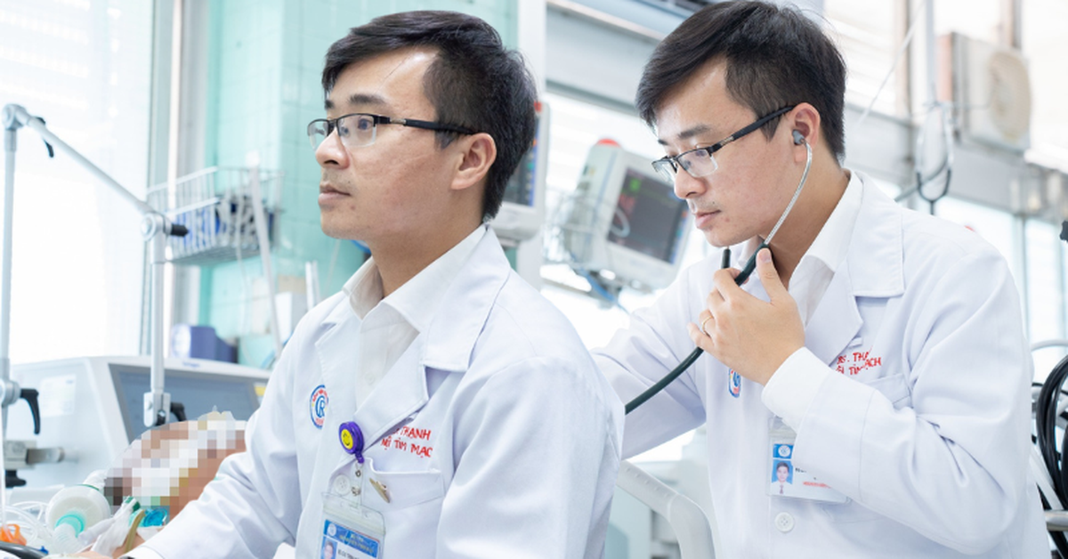 Chân dung vị bác sĩ Chợ Rẫy trong khoảnh khắc “hơn cả điện ảnh”: Lao xuống xe cấp cứu, chạy như bay về phòng mổ để cứu một người mẹ