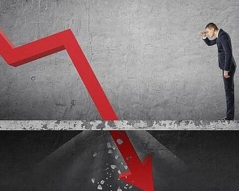 VN-Index vượt đỉnh lịch sử, nhưng ba nhóm cổ phiếu này vẫn “ở dưới mặt đất” với mức giảm sâu trên 30%