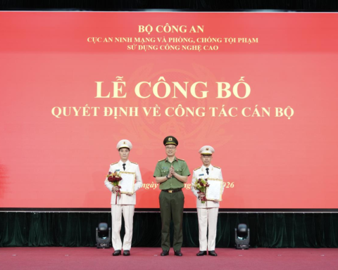 Về Bộ Công an, Chủ tịch và Tổng Giám đốc FPT Telecom được phong cấp thượng tá
