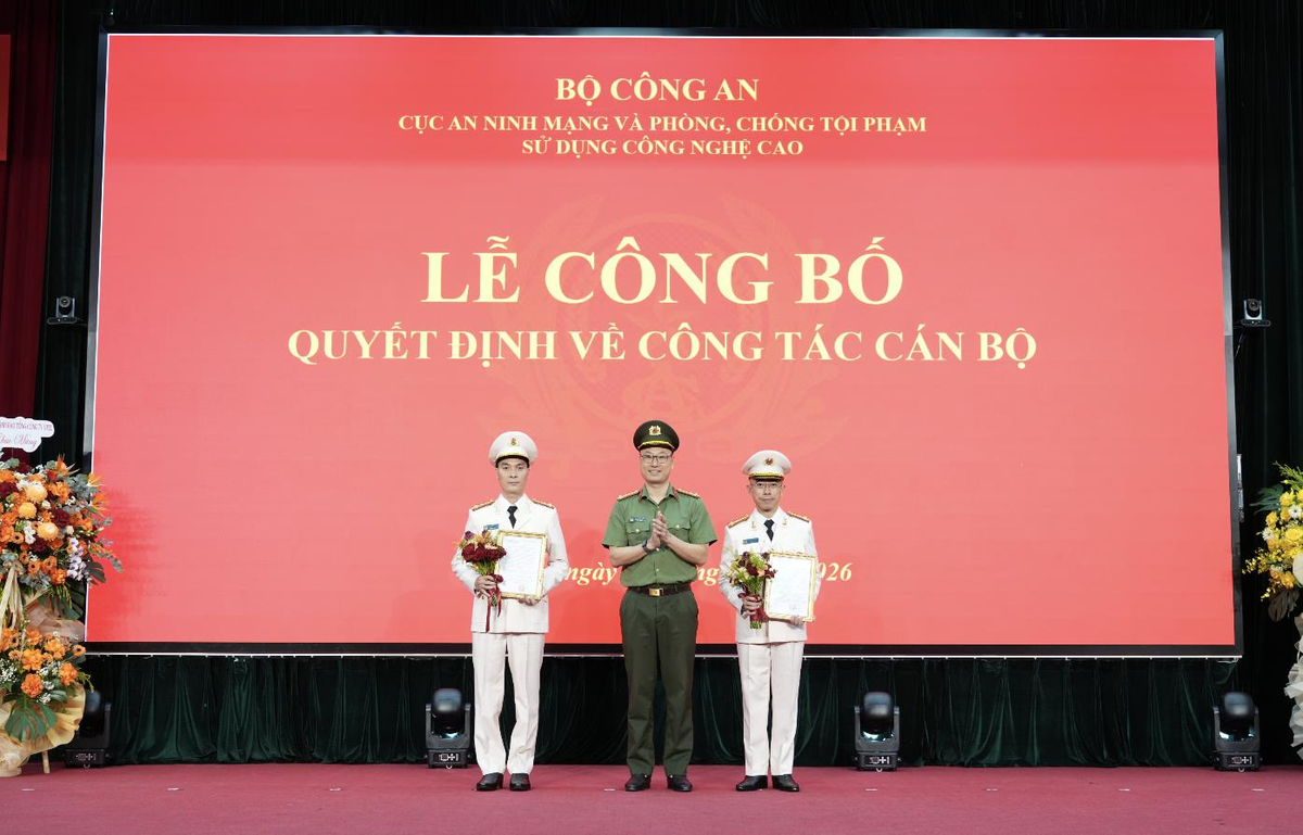 Về Bộ Công an, Chủ tịch và Tổng Giám đốc FPT Telecom được phong cấp thượng tá