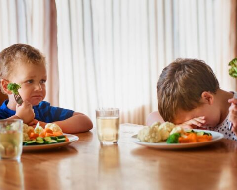 5 dấu hiệu trẻ biếng ăn mùa nóng cần được chú ý sớm