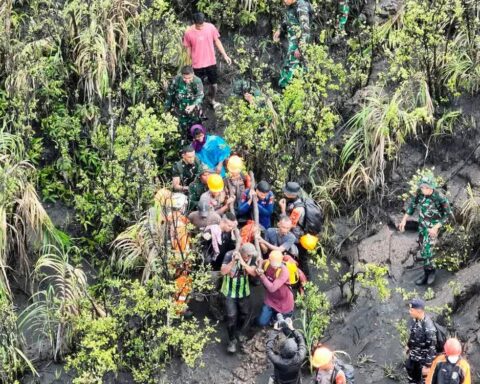 Indonesia tìm thấy thi thể nhà leo núi trong vụ núi lửa phun trào