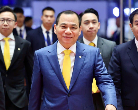 Chặng nước rút nghẹt thở: Vingroup và tỷ phú Phạm Nhật Vượng đồng loạt bứt phá, “dắt tay” chiếm lĩnh 2 ngôi đầu