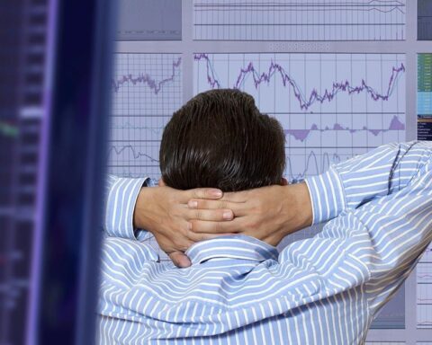 Tiếp đà bán ròng hơn 1.000 tỷ phiên đầu tuần, khối ngoại “xả” mạnh cổ phiếu nào?