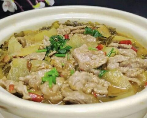 Thử ngay, món này ngon tuyệt khi ăn kèm với cơm, đến mức sẽ không còn một giọt nước dùng nào sót lại