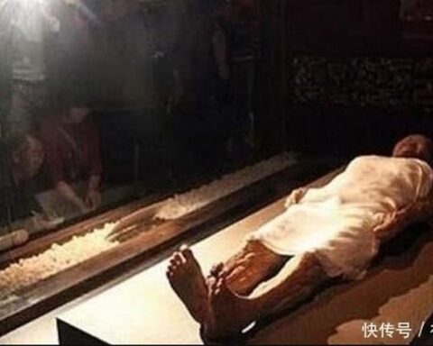 Phát hiện thi thể nữ bí ẩn trong lăng mộ Càn Long, kẻ trộm mộ vừa thấy mặt đã hét lớn: Không thể tin!