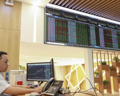 Chứng khoán ngày 8/5: Thị trường rung lắc mạnh, VN-Index vẫn đóng cửa ở mức cao nhất lịch sử