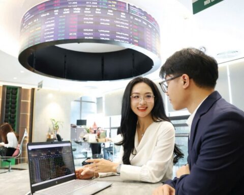 Chứng khoán tuần mới (11 – 15/5): Thị trường ở vùng đỉnh lịch sử, chờ đợi biến số địa chính trị