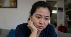 Cứ về nhà là thấy chồng và em trai chồng có hành động này, bà mẹ Hà Nội thắc mắc: Có ảnh hưởng đến con không?