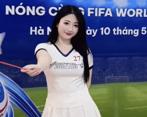 “Nữ thần” cầm cờ Nhật Bản casting Nóng Cùng World Cup 2026 là ai? Profile khiến dân mạng trầm trồ