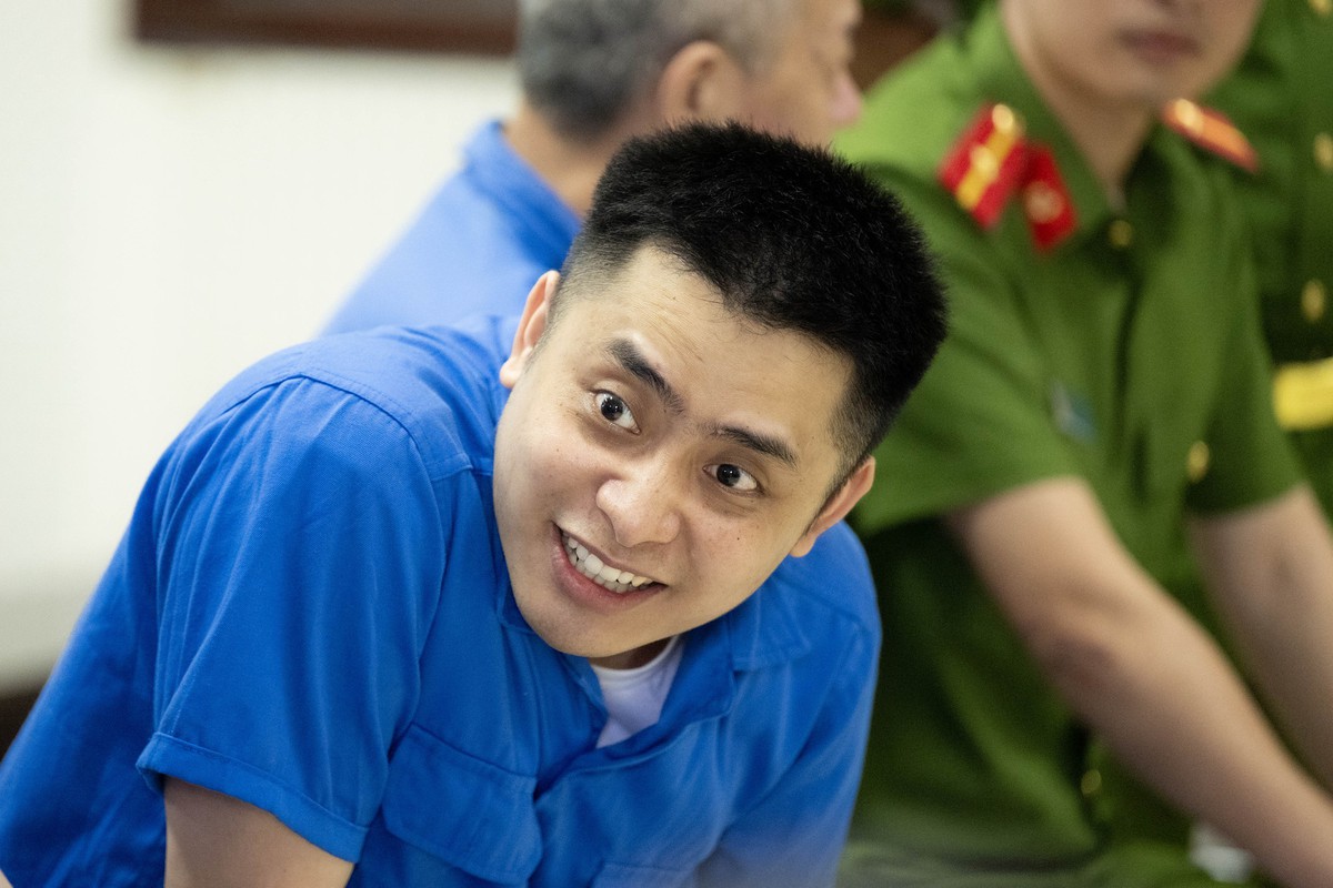 Phẫn nộ với nụ cười máu lạnh của Bùi Đình Khánh trong phiên tòa ở Quảng Ninh