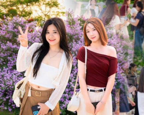 Cứ sau 3 giờ chiều, một góc phố ở Hà Nội lại đông kẹt cứng vì 1 cây hoa
