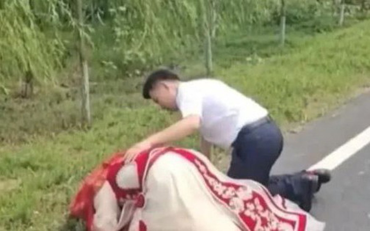 Đang rước dâu, cô dâu bất ngờ xuống xe quỳ lạy bên vệ đường