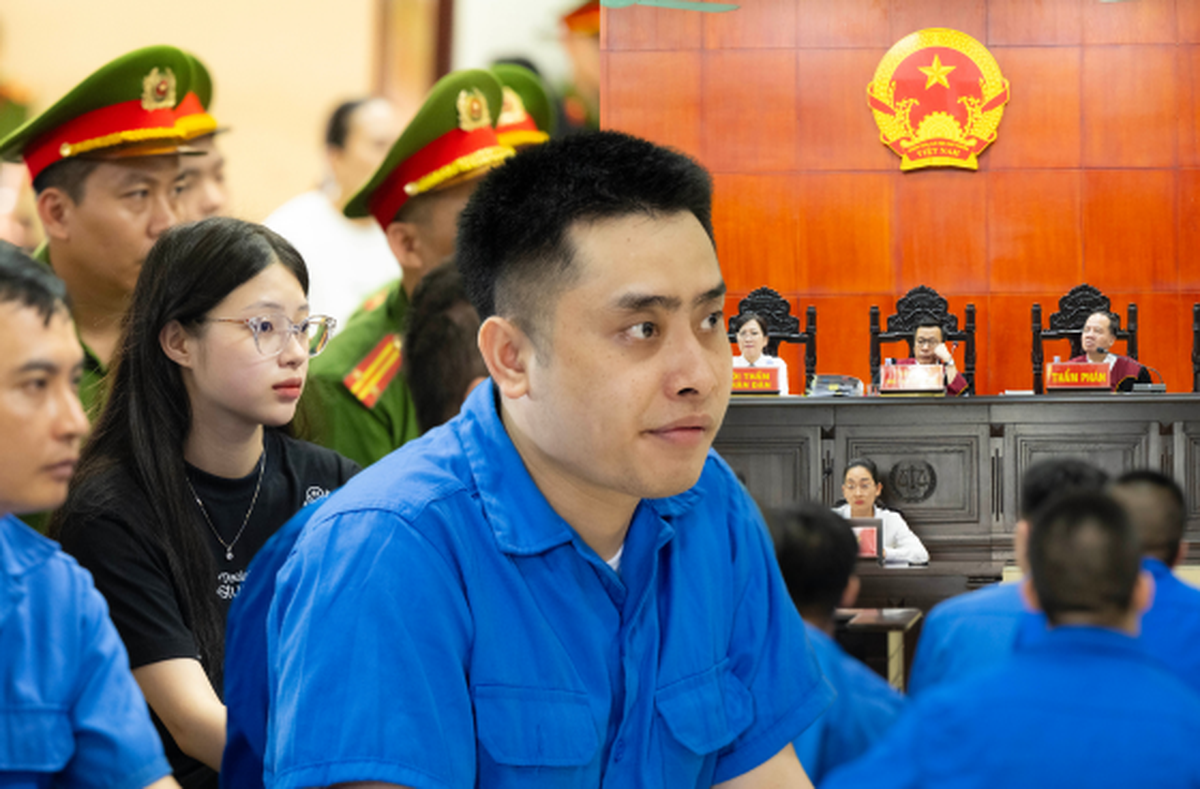 Toàn cảnh ngày đầu tiên phiên tòa sơ thẩm xét xử Bùi Đình Khánh cùng 18 đồng bọn: Thái độ gây chú ý của “trùm ma túy” cùng người yêu