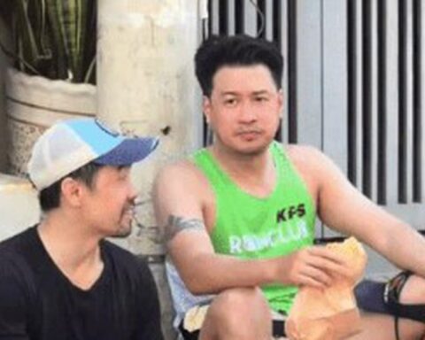 Cảnh con trai tỷ phú Johnathan Hạnh Nguyễn ngồi bệt trên vỉa hè ăn bánh mì