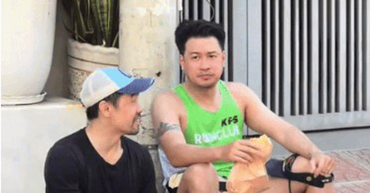 Cảnh con trai tỷ phú Johnathan Hạnh Nguyễn ngồi bệt trên vỉa hè ăn bánh mì