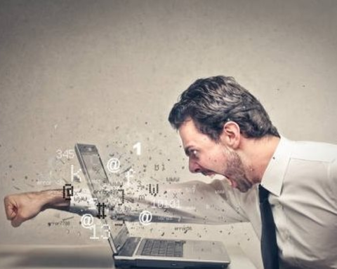 Hiệu ứng tâm lý Technostress: AI học việc trong 15 phút, nhân sự sợ bị bỏ rơi, phải liên tục chứng minh bản thân hữu ích, mệt mỏi hơn cả chạy deadline